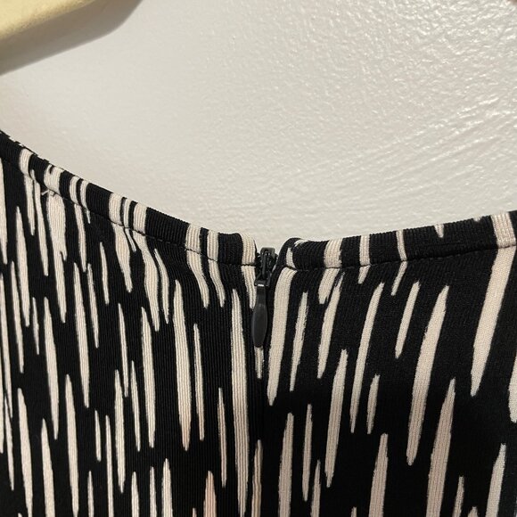 Chicos Travelers Sleeveless Jumpsuit Size 2 (12/14) Black & White Pattern - Picture 6 of 7